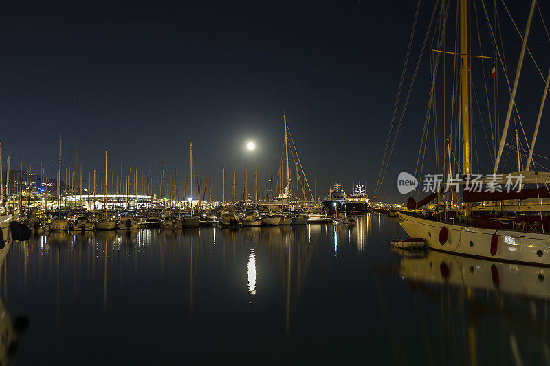 戛纳Vieux Port的夜景